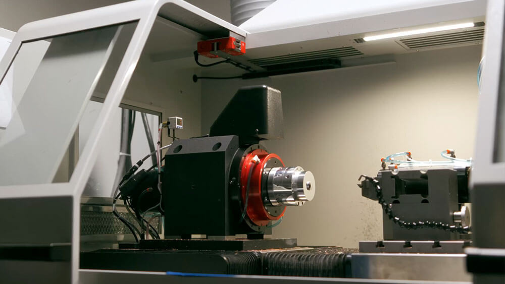 découvrez les diverses applications du nano-machining, une technologie de pointe permettant la fabrication et la modification de matériaux à l’échelle nanométrique pour l’industrie électronique, médicale et bien plus.