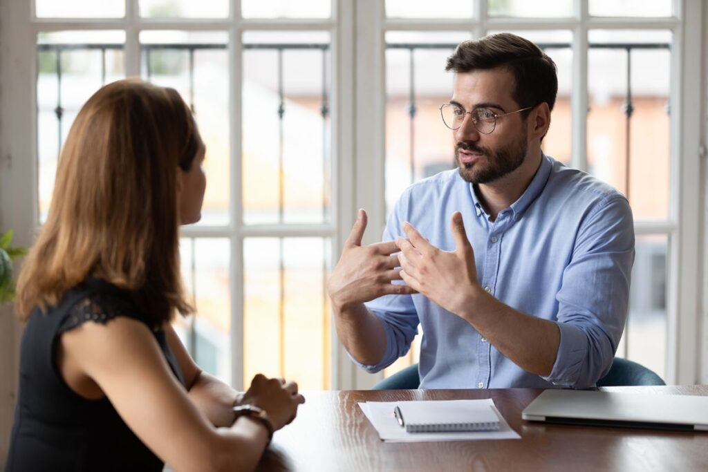 découvrez comment devenir conseiller en insertion professionnelle grâce à une formation continue adaptée, pour accompagner efficacement les personnes vers l'emploi.