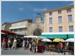 découvrez toutes les informations pratiques pour accéder au marché d'apt, un lieu incontournable pour vos achats locaux et produits régionaux.