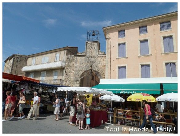 découvrez toutes les informations pratiques pour accéder au marché d'apt, un lieu incontournable pour vos achats locaux et produits régionaux.
