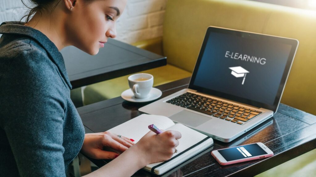 découvrez nos conseils et méthodes efficaces pour réussir vos cours en ligne et maximiser votre apprentissage à distance.