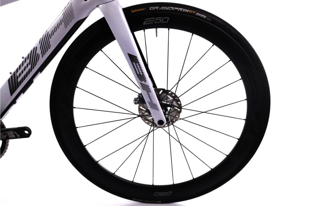 découvrez les avantages du vélo équipé de freins à disque : meilleure puissance de freinage, sécurité accrue et performance optimale en toutes conditions.