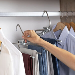 découvrez comment choisir le cintre pantalon optimal pour préserver vos vêtements et gagner de la place dans votre dressing efficacement.