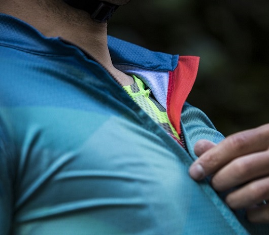 découvrez comment choisir le maillot vtt idéal pour allier confort, protection et style lors de vos sorties tout terrain.
