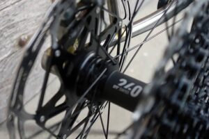 découvrez comment choisir la roue arrière idéale pour votre vélo en fonction de vos besoins, de la taille, du type de terrain et des performances souhaitées.