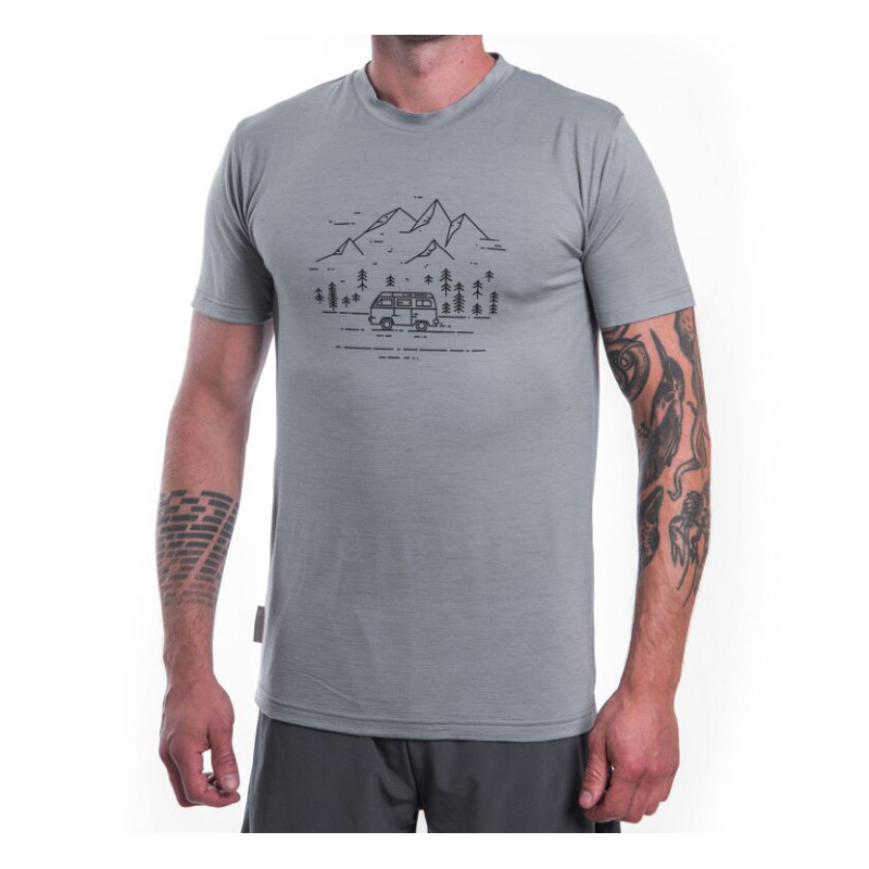 découvrez comment choisir le t-shirt mérinos idéal pour vos activités outdoor : confort, respirabilité et performance au rendez-vous.