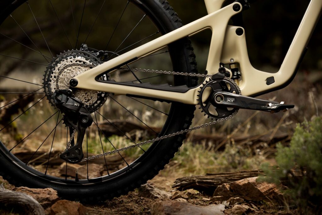 découvrez les principales différences entre les groupes shimano xt et deore pour vtt, leurs performances, durabilité et rapport qualité-prix afin de choisir l'équipement adapté à votre pratique.