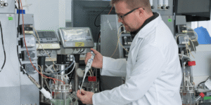 découvrez les innovations de carbios dans le recyclage du plastique, révolutionnant la gestion durable des déchets plastiques grâce à des technologies enzymatiques avancées.